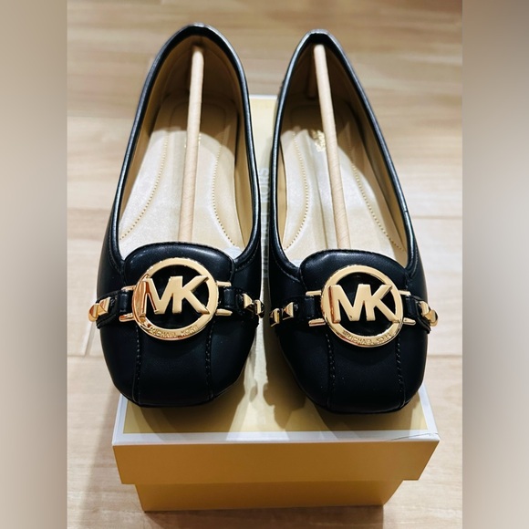 Michael Kors Shoes - NIB MICHAEL KORS FULTON Flat Leather Black With Gold Hardware Sz 6.5